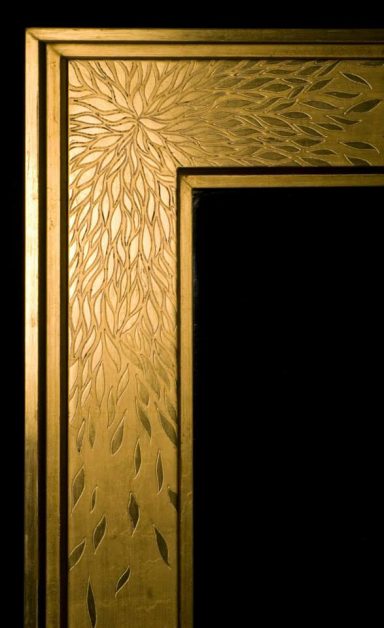 Cadre doré à la feuille d'or, motif floral stylisé